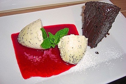 Marzipan-Mohn-Mousse mit Himbeersauce 11
