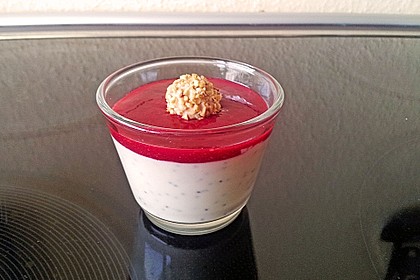 Marzipan-Mohn-Mousse mit Himbeersauce 10
