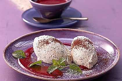 Marzipan-Mohn-Mousse mit Himbeersauce