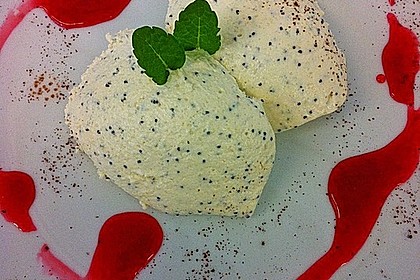 Marzipan-Mohn-Mousse mit Himbeersauce 5