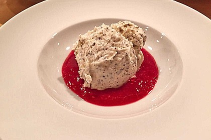 Marzipan-Mohn-Mousse mit Himbeersauce 22