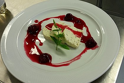 Marzipan-Mohn-Mousse mit Himbeersauce 6