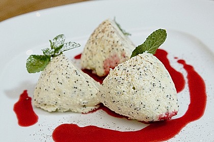 Marzipan-Mohn-Mousse mit Himbeersauce 1