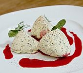 Marzipan - Mohn Mousse mit Himbeersauce (Bild)
