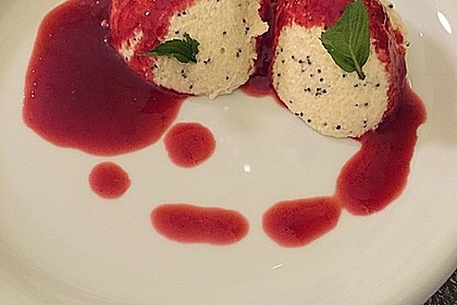 Marzipan-Mohn-Mousse mit Himbeersauce 2