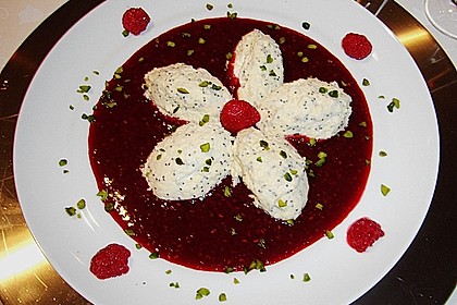 Marzipan-Mohn-Mousse mit Himbeersauce 23