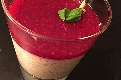 Marzipan-Mohn-Mousse mit Himbeersauce 3