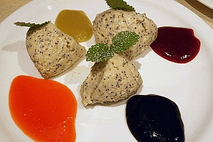 Marzipan-Mohn-Mousse mit Himbeersauce 28