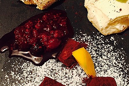 Marzipan-Mohn-Mousse mit Himbeersauce 14