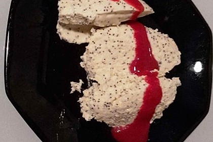 Marzipan-Mohn-Mousse mit Himbeersauce 13
