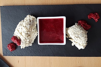 Marzipan-Mohn-Mousse mit Himbeersauce 4