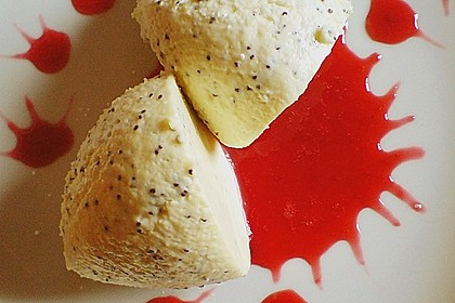 Marzipan-Mohn-Mousse mit Himbeersauce 17