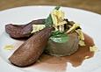 Pralinenparfait mit eingelegten Gew&uuml;rzbirnen