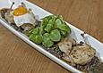 Gebratene Wachteln auf Belugalinsensalat in Balsamicojus