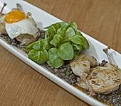 Gebratene Wachteln auf Belugalinsensalat in Balsamicojus (Bild)