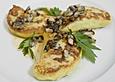 Mit Shiitake gef&uuml;llte Kartoffelravioli in roter Paprikacremesauce