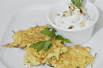 Steckr&uuml;benbratlinge mit Ziegenfrischk&auml;se � Dip und Pinienkernen