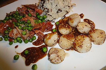 Karamellisierte Jakobsmuscheln auf Erbsen - Gem&uuml;se und Serrano - Schinken 1