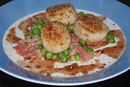 Karamellisierte Jakobsmuscheln auf Erbsen - Gem&uuml;se und Serrano - Schinken