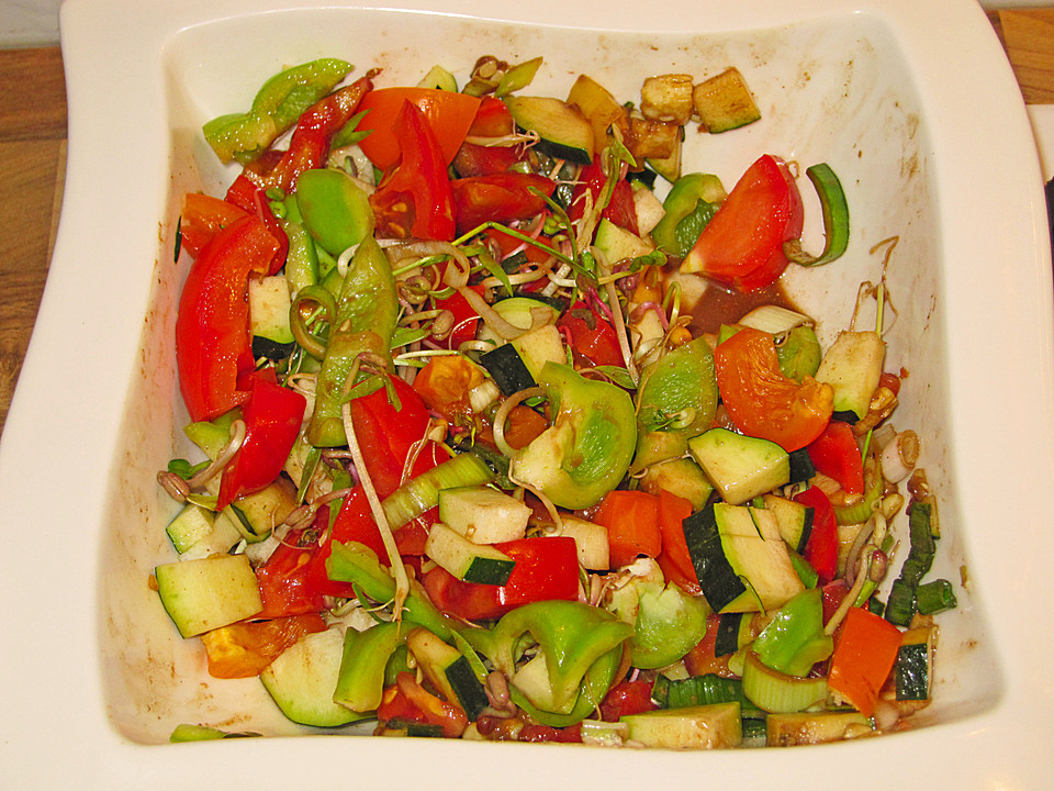Zucchini - Tomaten - Paprika - Salat (Rezept mit Bild) | Chefkoch.de