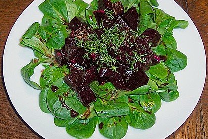 Rote Bete auf Feldsalat mit Speck, Orangen und Fenchelaromen
