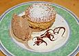 Warmer Gew&uuml;rzpudding mit Pralineneis und Rumsauce