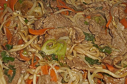 Pfannenger&uuml;hrte Rindfleischnudeln mit Currypaste