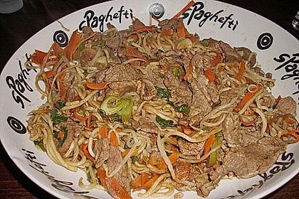 Pfannenger&uuml;hrte Rindfleischnudeln mit Currypaste 1