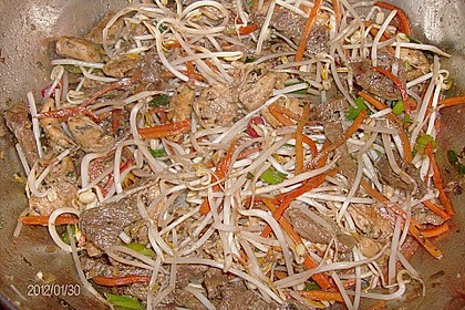 Pfannenger&uuml;hrte Rindfleischnudeln mit Currypaste 2
