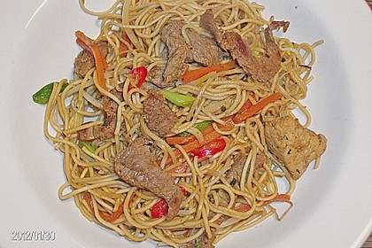 Pfannenger&uuml;hrte Rindfleischnudeln mit Currypaste 3