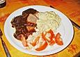 Rinderschmorbraten mit Glace an Kartoffelbrei und Tomatensalat