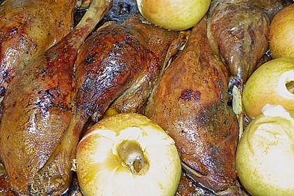 Knusprige Gänsekeulen mit Bratäpfeln 24
