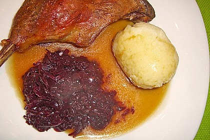 Knusprige Gänsekeulen mit Bratäpfeln 3