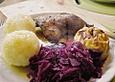 Knusprige G&auml;nsekeulen mit Brat&auml;pfeln