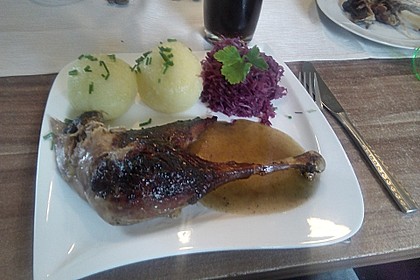 Knusprige Gänsekeulen mit Bratäpfeln 30
