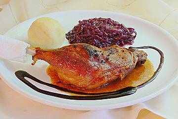 Knusprige Gänsekeulen mit Bratäpfeln