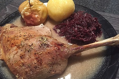 Knusprige Gänsekeulen mit Bratäpfeln 11