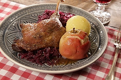 Knusprige Gänsekeulen mit Bratäpfeln 1