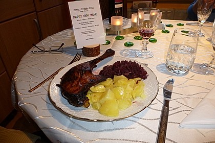Knusprige Gänsekeulen mit Bratäpfeln 22