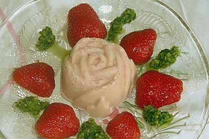 Erdbeerparfait mit s&uuml;&szlig;em Basilikumpesto