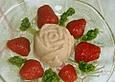 Erdbeerparfait mit s&uuml;&szlig;em Basilikumpesto