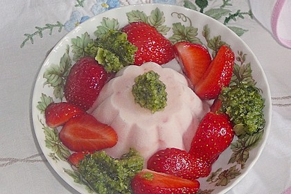 Erdbeerparfait mit s&uuml;&szlig;em Basilikumpesto 1
