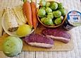 Rumpsteak mit Bacon, Enokipilzen und Rosenkohlp&uuml;ree auf M&ouml;hren - Kohlrabi - Julienne