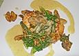 T&uuml;rmchen von gegrilltem Lachs und gebratenem Feldsalat