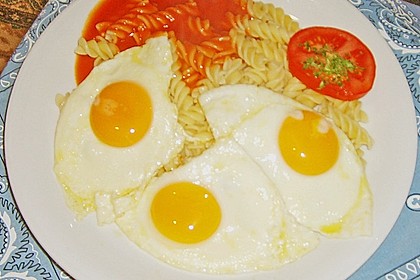 Nudeln mit schneller Tomatensauce und Spiegeleier 2