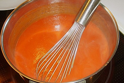 Nudeln mit schneller Tomatensauce und Spiegeleier