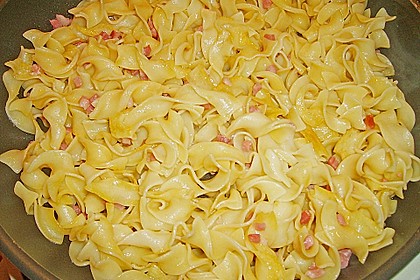 Nudeln mit schneller Tomatensauce und Spiegeleier 1