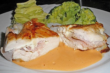 Gef&uuml;llte H&auml;hnchenbrust an Tomatensahneso&szlig;e