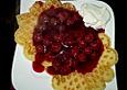 Waffeln und hei&szlig;e Kirschen