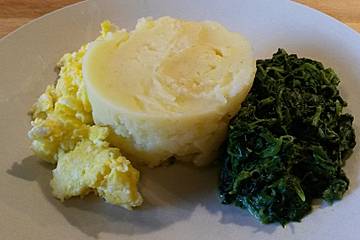 Kartoffeln, Spinat, Käse und Ei